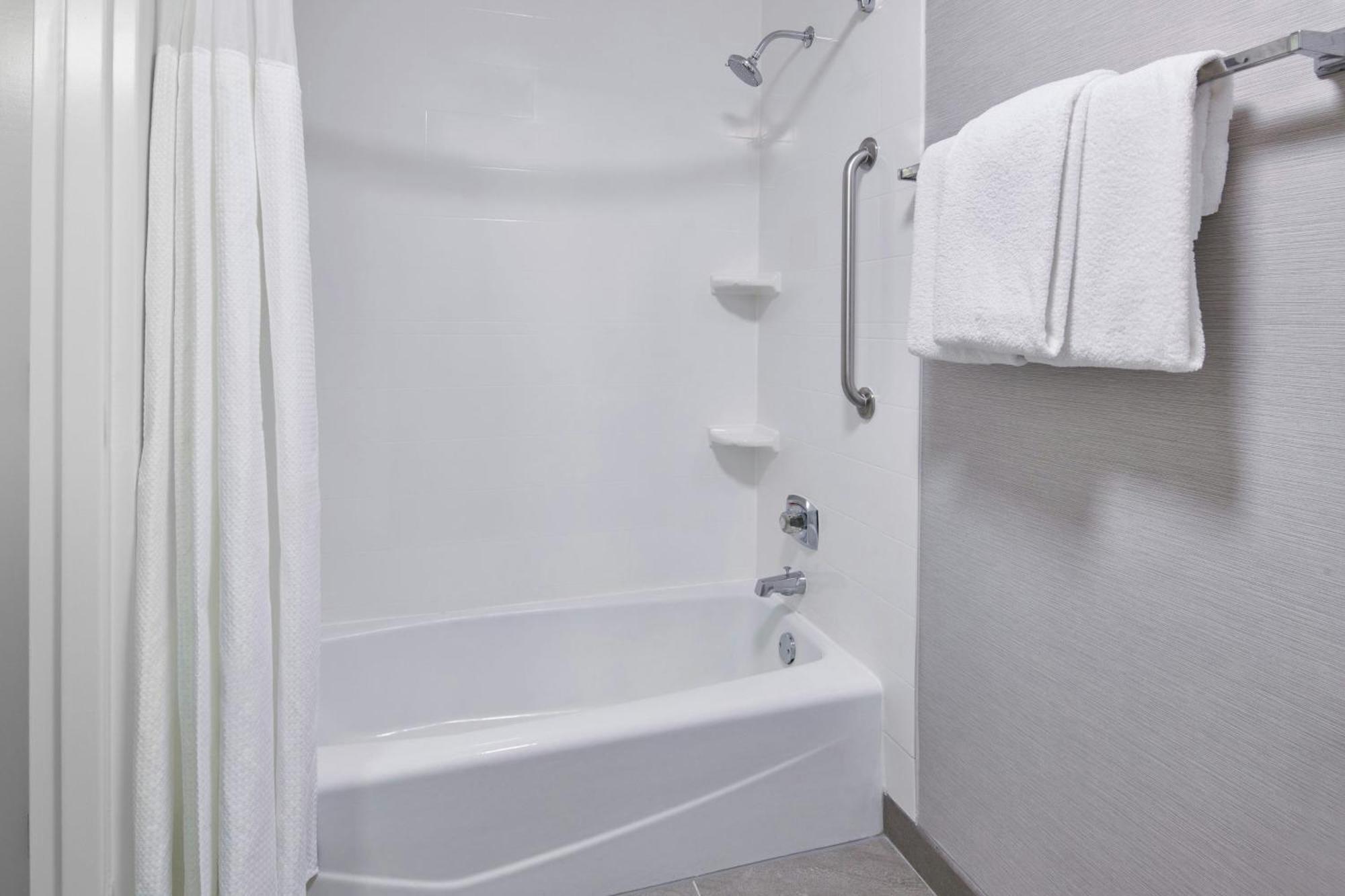 Courtyard Detroit Metro Airport Hotel 3*