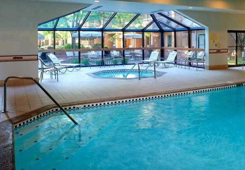 Courtyard Detroit Metro Airport Hotel 3*