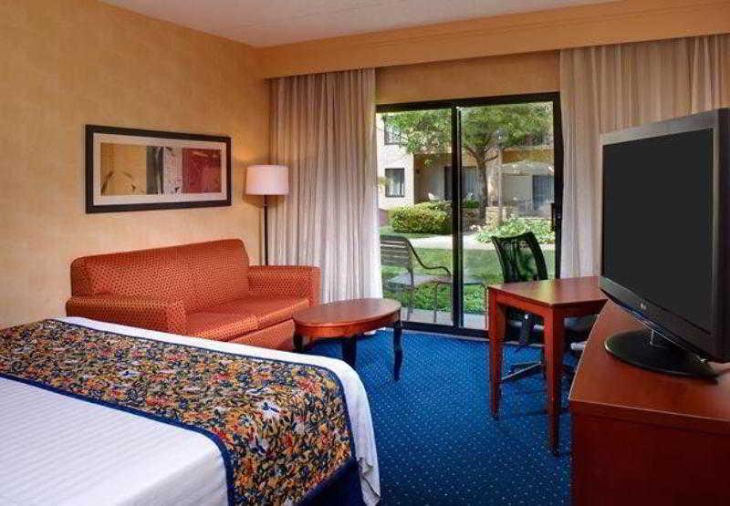 Hotel Courtyard Detroit Metro Airport 3*