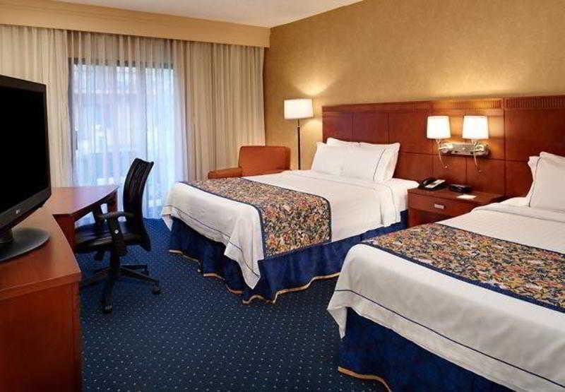 Hotel Courtyard Detroit Metro Airport 3*